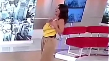 Sofía Jujuy Jiménez tuvo un accidente con su remera en tv y muestra los pezones